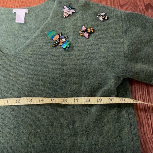 H&M V neck sweater with sequins appliqué on left shoulder. Relax fit - Picture 5 of 6